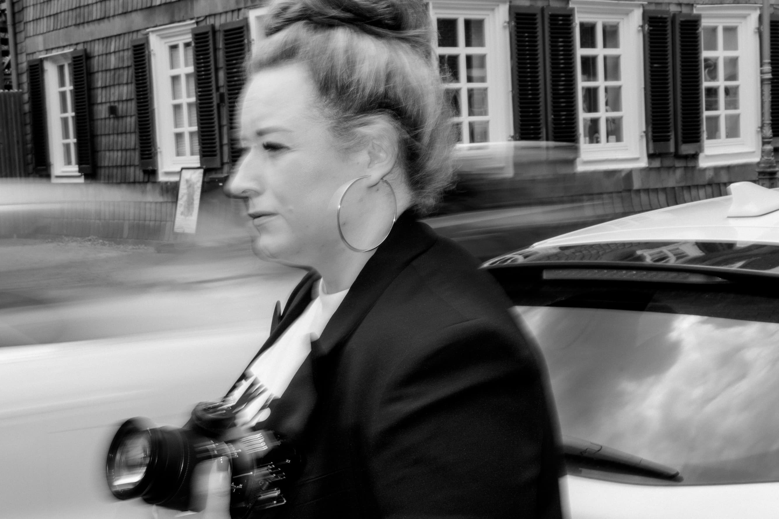 Sarah Engellage — Porträt in Schwarz-Weiß